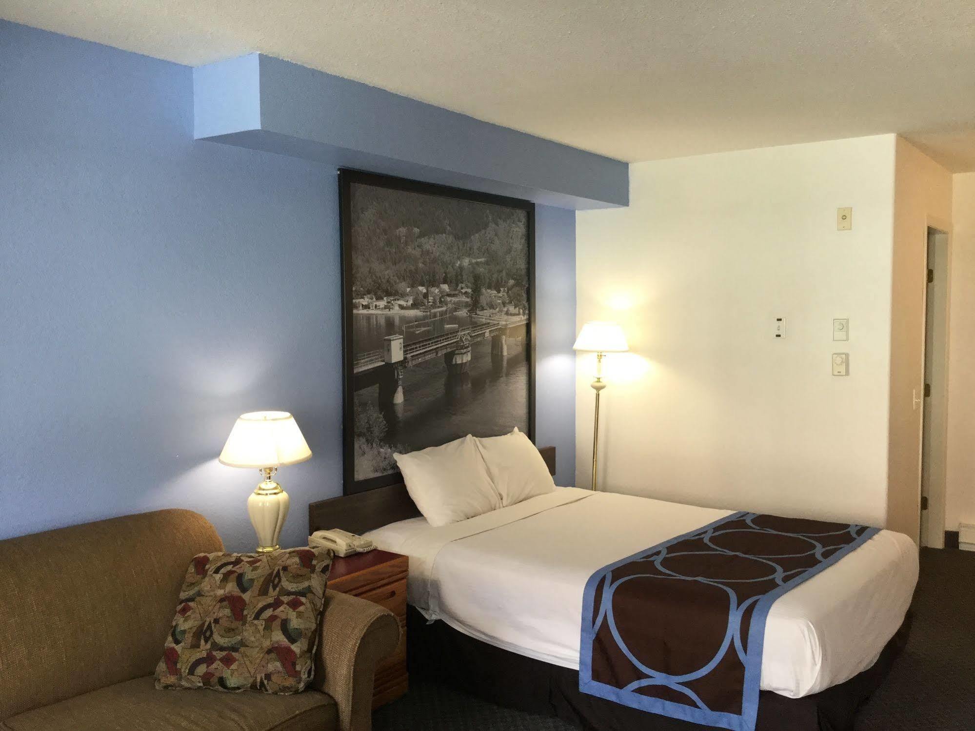 Super 8 By Wyndham Hotel