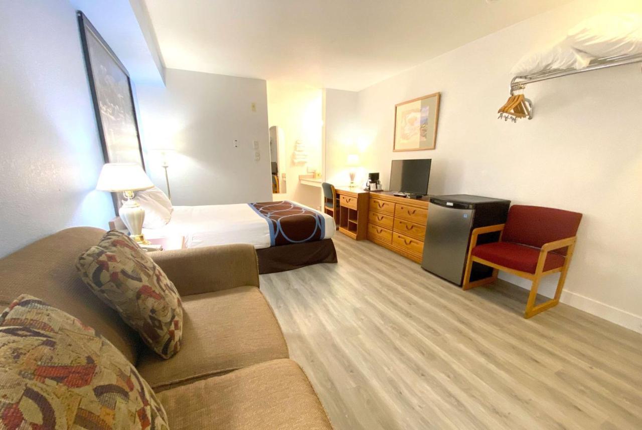 Super 8 By Wyndham Hotel 2*